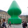 Destruyen en París el polémico "árbol erótico" de Paul McCarthy