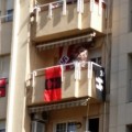 Sabadell denuncia a un vecino por colgar símbolos nazis en el balcón