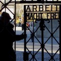 Roban la puerta del campo de concentración de Dachau con la inscripción nazi "Arbeit macht frei"