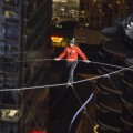 El equilibrista Nik Wallenda bate dos récords mundiales caminando entre dos edificios de Chicago