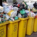 Residuos sin retirar, camiones prohibidos por contrato... así se recoge la basura en Madrid con Florentino