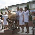 Inauguran un monumento de bronce dedicado al enema en Rusia