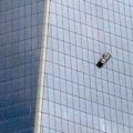 Dos limpiaventanas se quedan colgando de la fachada del One World Trade Center tras romperse el cable del andamio