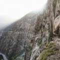 Escalofriante viaje por una carretera del Himalaya