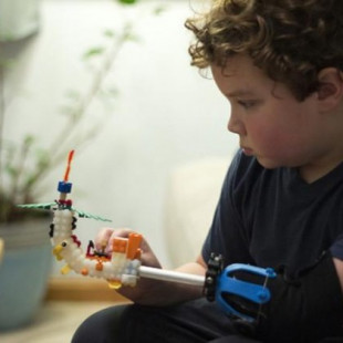 Una mano hecha con Lego, la prótesis universal diseñada por un niño de nueve años