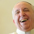El Papa rifará los regalos que recibió: desde autos hasta una cafetera