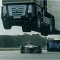 Increíble salto de un camión sobre un coche de F1 a toda velocidad