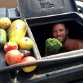 Este hombre se alimenta de comida que encuentra en los basureros, pero come casi tan bien como tú