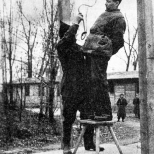 Imágenes de la ejecución en 1947 de Rudolf Hoess comandante del campo de concentración de Auschwitz (ENG)