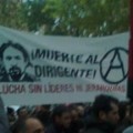 Una pancarta polémica: manifestantes de la CNT cargan contra Pablo Iglesias con la frase 'muerte al dirigente'