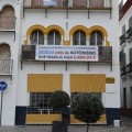 El Ayuntamiento de Écija amenaza a un autónomo con multarle con 600 euros al mes si no retira una pancarta