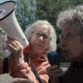Dos abuelas furiosas protagonizan el documental más divertido sobre el activismo