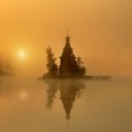 Una iglesia construida en un pequeño islote en un lago de Rusia