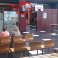 Que Fernández Díaz nos coja confesados: instalan un santo en la sala de espera de una comisaría