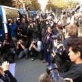 Retan a la ley mordaza enfocando con sus cámaras a los mossos en la protesta de Barcelona