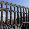 La Policía identifica a una menor que pintó sus iniciales en el acueducto de Segovia