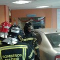 Un conductor empotra el coche contra la recepción en un hospital de Madrid