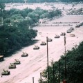 Versión no recortada de la famosa foto de Jeff Widener del hombre del tanque en la Plaza de Tiananmen