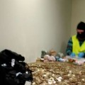 La Guardia Civil halla gran cantidad de dinero en monedas y billetes pequeños en el registro de la sede de LAB