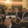 Netanhayu visita la Gran Sinagoga de París y la multitud rompe a cantar La Marsellesa