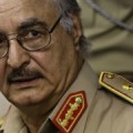 El general libio Jalifa Haftar vuelve oficialmente al servicio activo