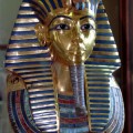 Egipto: Pegan con resina epoxídica barba del rey Tutankamón