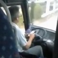 Graban al conductor de un autobús escolar mientras manipulaba su móvil