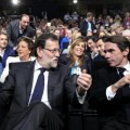 Aznar echa una mano… al cuello de Rajoy