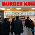 Un gerente de Burger King agrede a un niño, refugiado sirio, por comerse las sobras