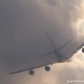 Avión atravesando las nubes con estilo