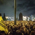 Miles de griegos salen a la calle... y corean a su Ministro de Finanzas