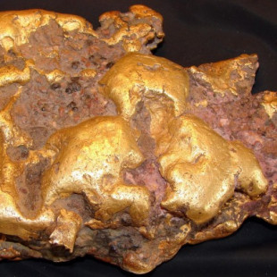 Granjero chino encuentra pepita de oro 7.85kg valorada en 250.000 dolares en el suelo