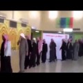 Saudíes muestran sus condolencias saludando a figuras de cartón de la Familia Real