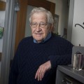 Noam Chomsky: “Syriza y Podemos son la reacción al asalto neoliberal que aplasta a la periferia”
