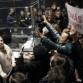 Un grupo de militantes socialistas irrumpe en la sede de Ferraz y llegan a las manos