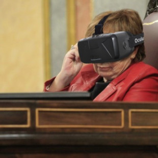 Celia Villalobos acude al Congreso con unas gafas de realidad virtual para jugar al “Mortal War”