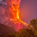 Volcán Villarrica en el sur de Chile entra en erupción durante la madrugada de este martes