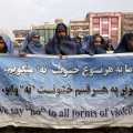 Hombres con burka en defensa de los derechos de las mujeres en Afganistán