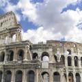 Turistas estadounidenses arrestados por tallar sus nombres en el Coliseo de Roma [Eng]
