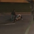 Tres jóvenes retienen a un hombre que pegaba a su mujer en la calle