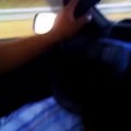 Un hombre se graba conduciendo a 190 km/h con su hijo pequeño de pie y sin cinturón