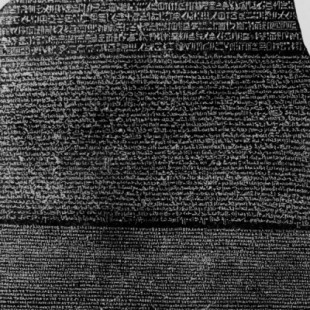 Hallan una “hermana” de la piedra Rosetta