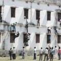 Fotografías muestran el trampeo masivo en los exámenes de secundaria en India
