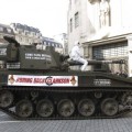 Se planta con un tanque en la puerta de la BBC para pedir que vuelva Jeremy Clarkson a Top Gear