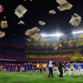 Un avión de Unicef lanza libros de texto al campo durante el Barça-Madrid