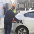 La OCU anuncia la primera compra colectiva de gasolina para 'frenar' los precios