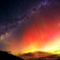 Auroras australes y la Vía Láctea desde Queenstown, Nueva Zelanda