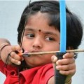 La niña con más puntería de la India bate un récord de tiro con arco con solo dos años
