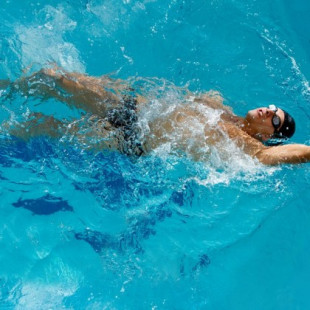 ¿El secreto para nadar más rápido? Hacer lo contrario que te dijeron y separar los dedos de las manos (ing)