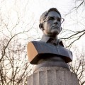 Ponen estatua de Edward Snowden  en un parque de Brooklyn [eng]